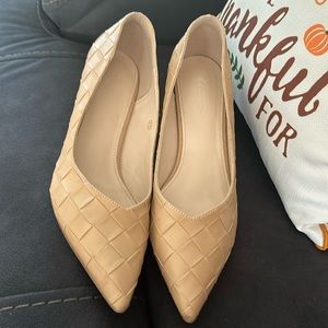 Ladies tan pump size 10